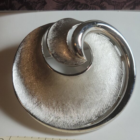 1960s Trifari Brooch Swirl Wave Modernistic Impressionistic Elegan Finish - Picture 4 of 4
